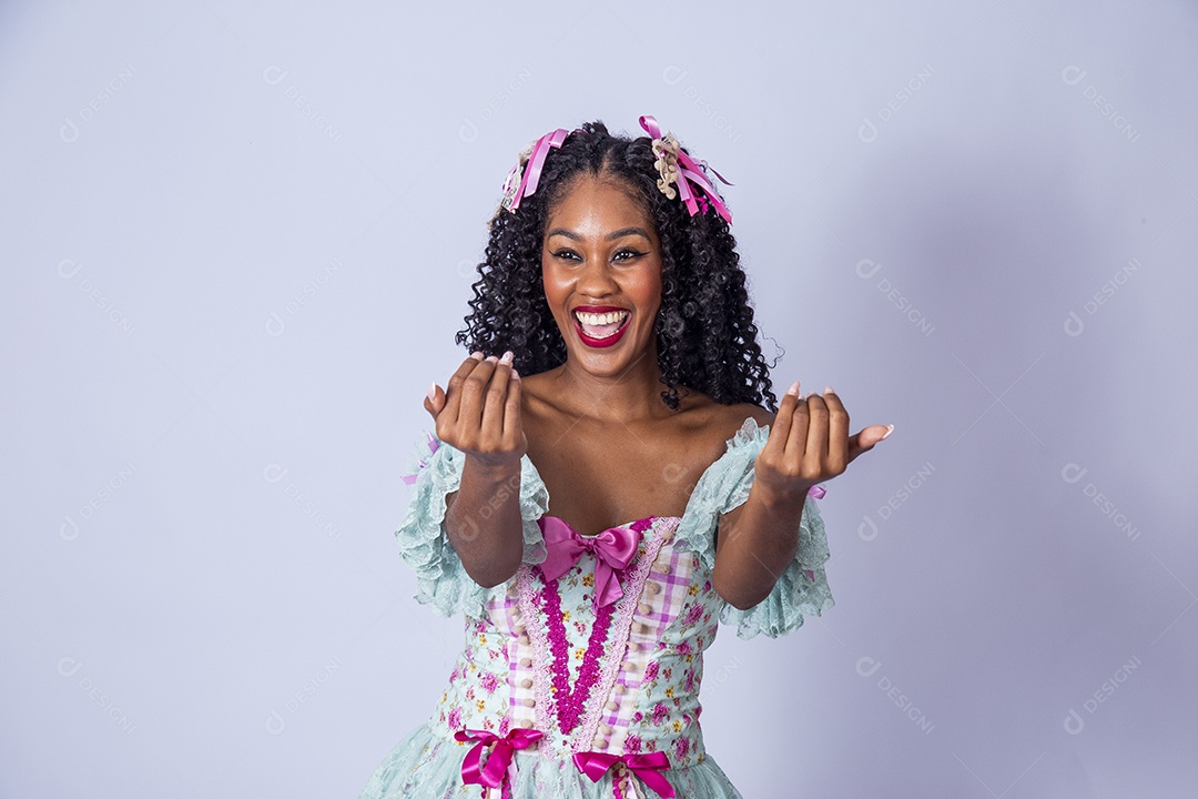 Linda mulher jovem usando vestido de noiva Festa Junina