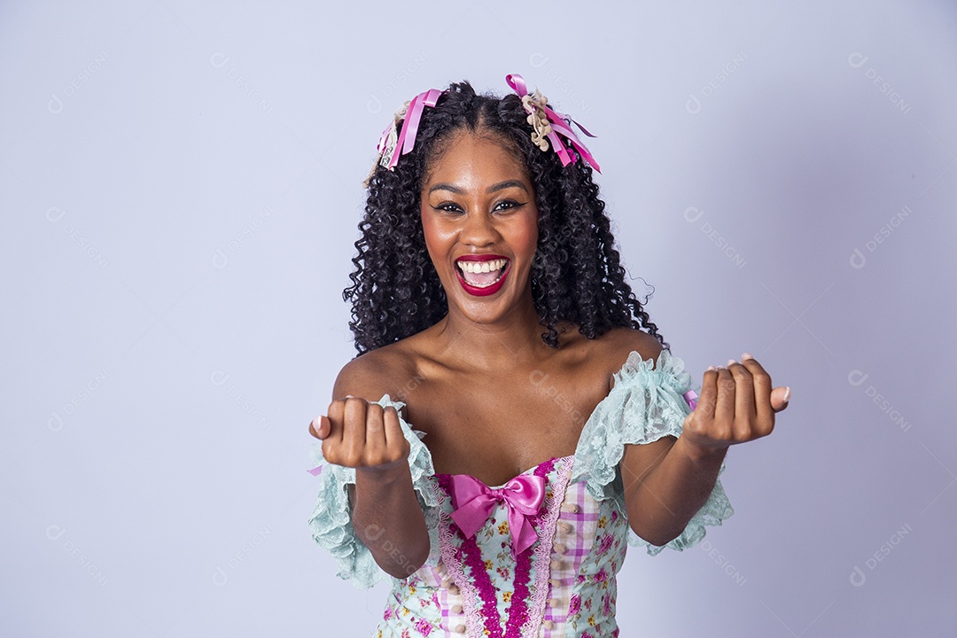 Linda mulher jovem usando vestido de noiva Festa Junina