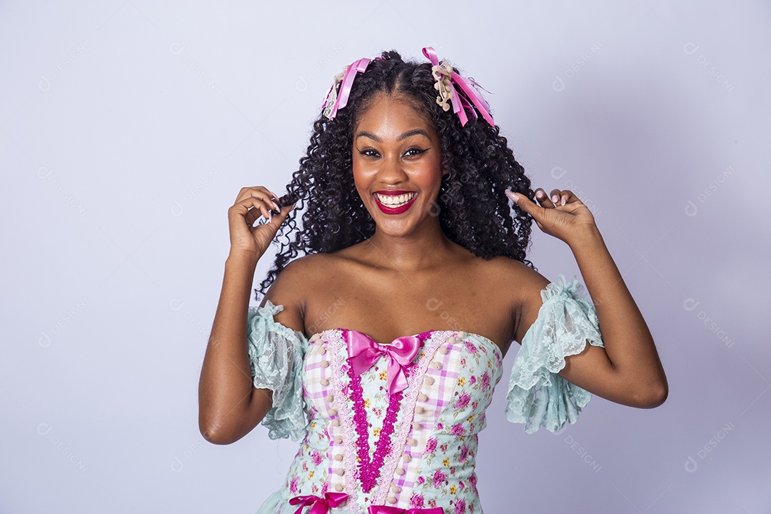 Linda mulher jovem usando vestido de noiva Festa Junina