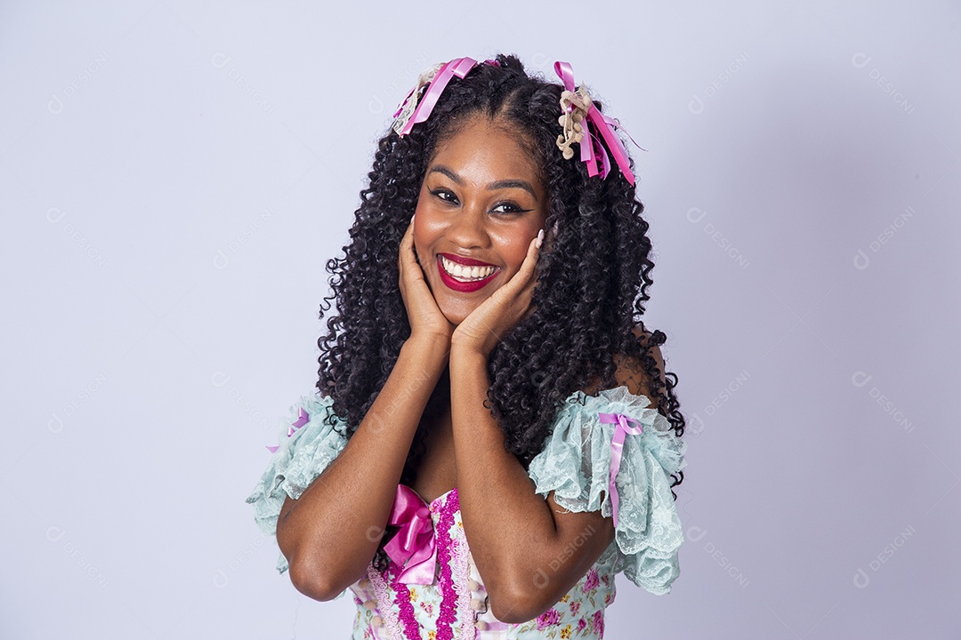 Linda mulher jovem usando vestido de noiva Festa Junina