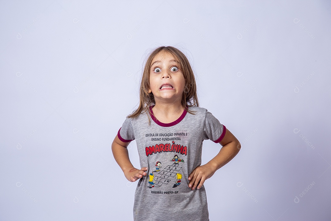 Linda garota jovem sobre fundo isolado