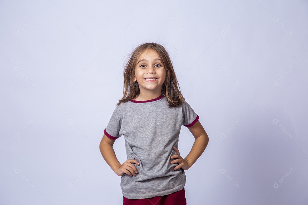 Linda garota jovem sobre fundo isolado