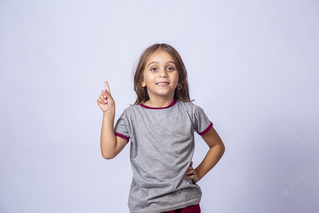 Linda garota jovem sobre fundo isolado
