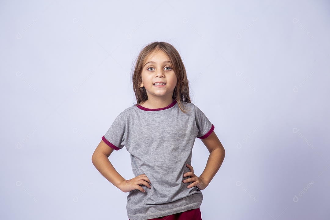 Linda garota jovem sobre fundo isolado