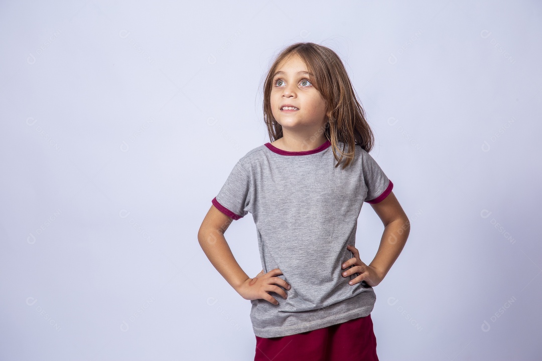 Linda garota jovem sobre fundo isolado