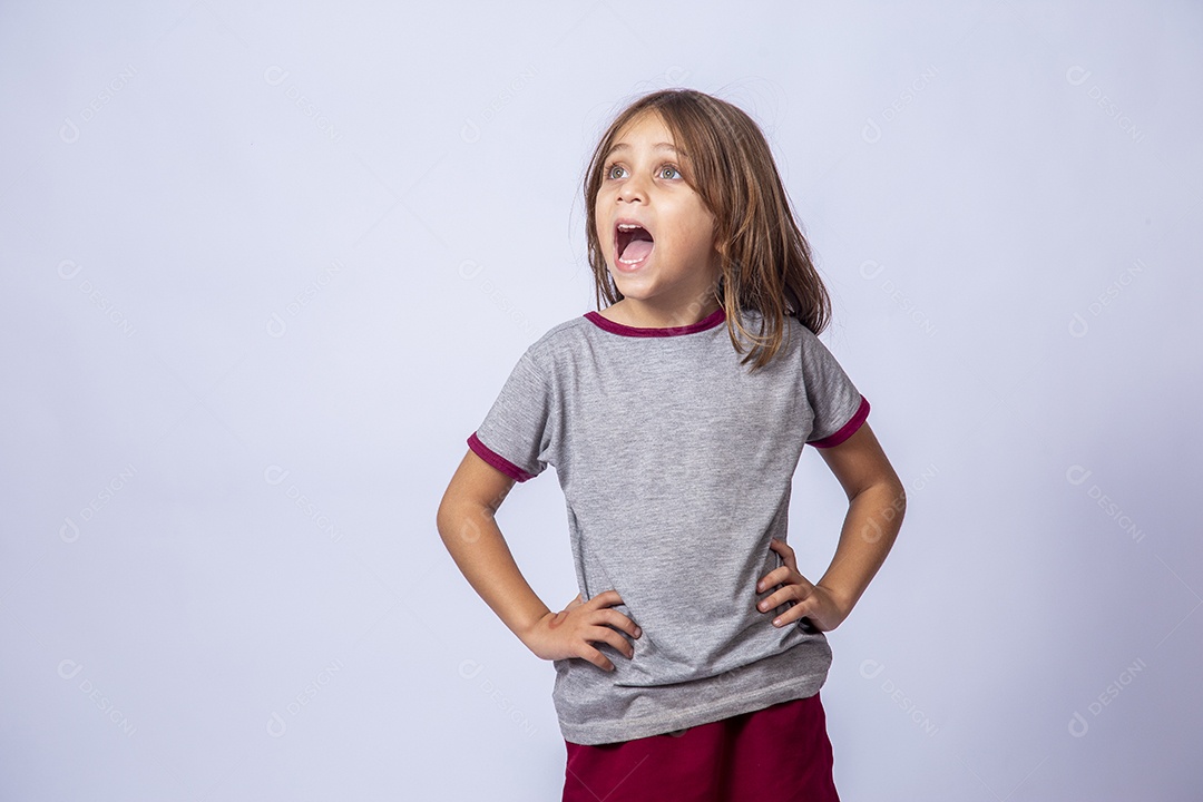 Linda garota jovem sobre fundo isolado