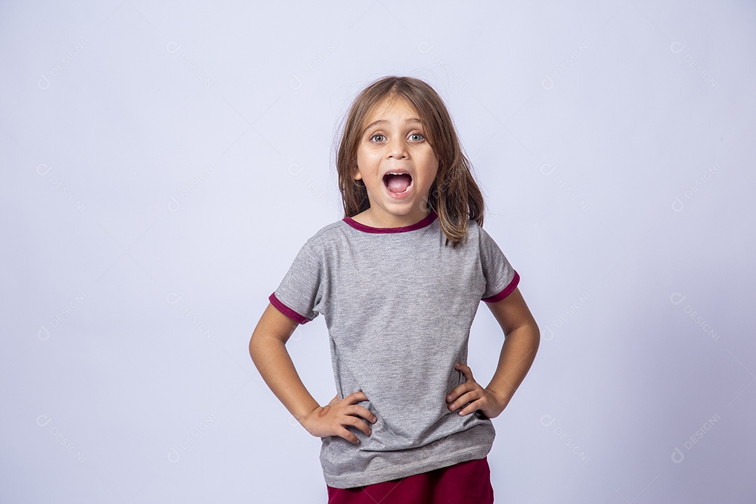 Linda garota jovem sobre fundo isolado