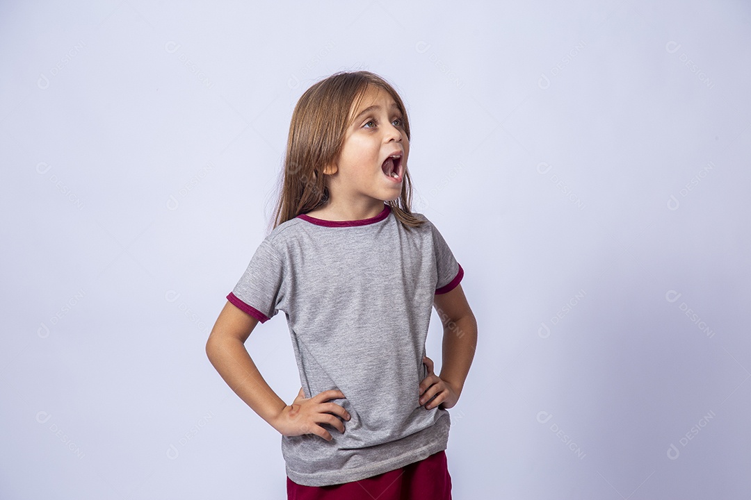 Linda garota jovem sobre fundo isolado