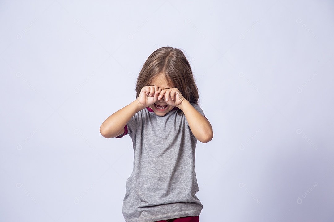 Linda garota jovem sobre fundo isolado