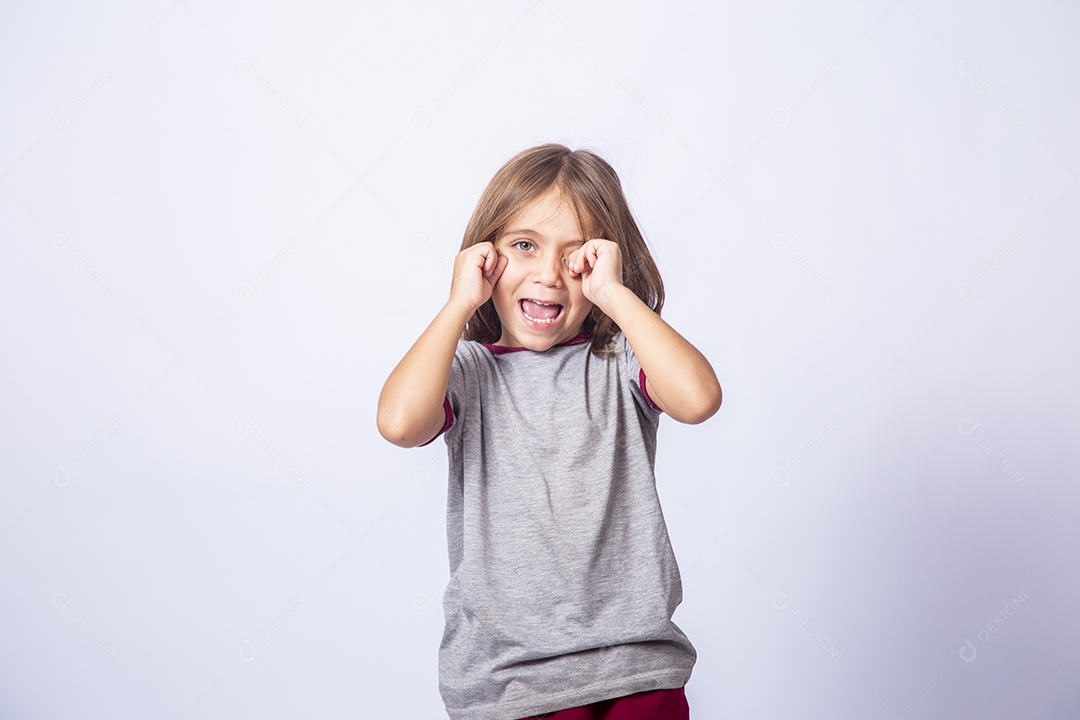 Linda garota jovem sobre fundo isolado