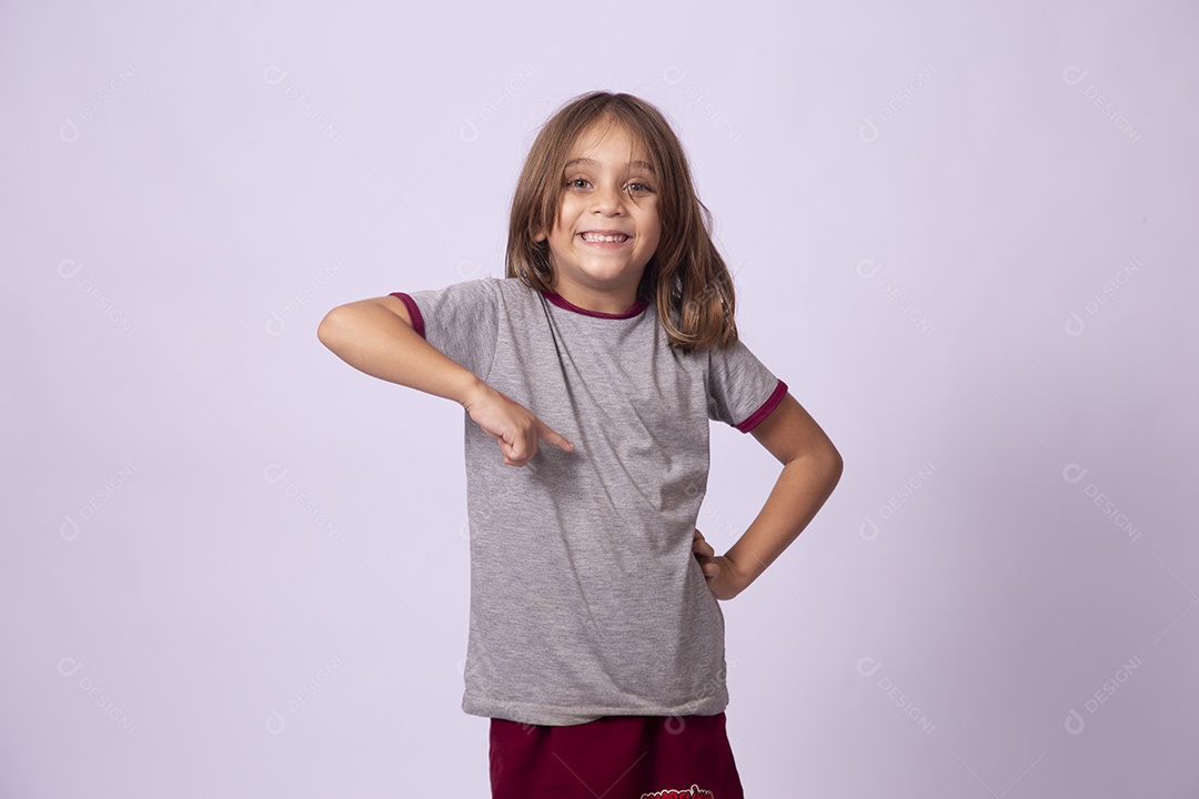 Linda garota jovem sobre fundo isolado