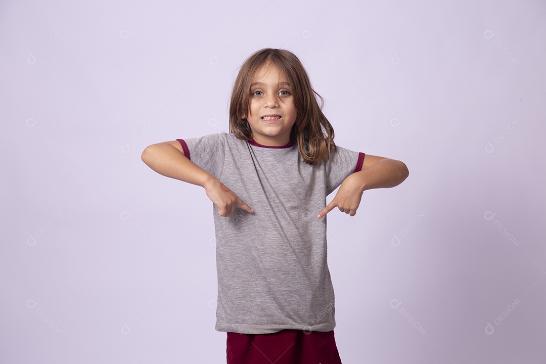 Linda garota jovem sobre fundo isolado