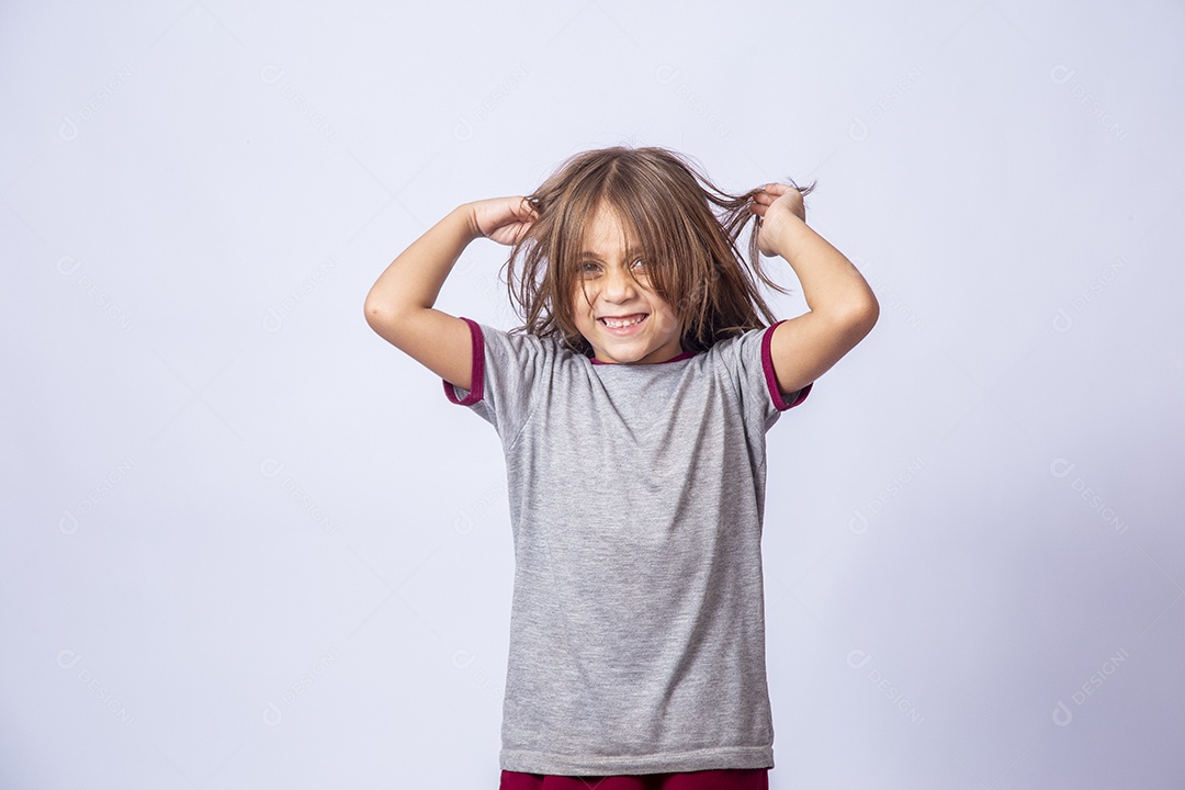 Linda garota jovem sobre fundo isolado