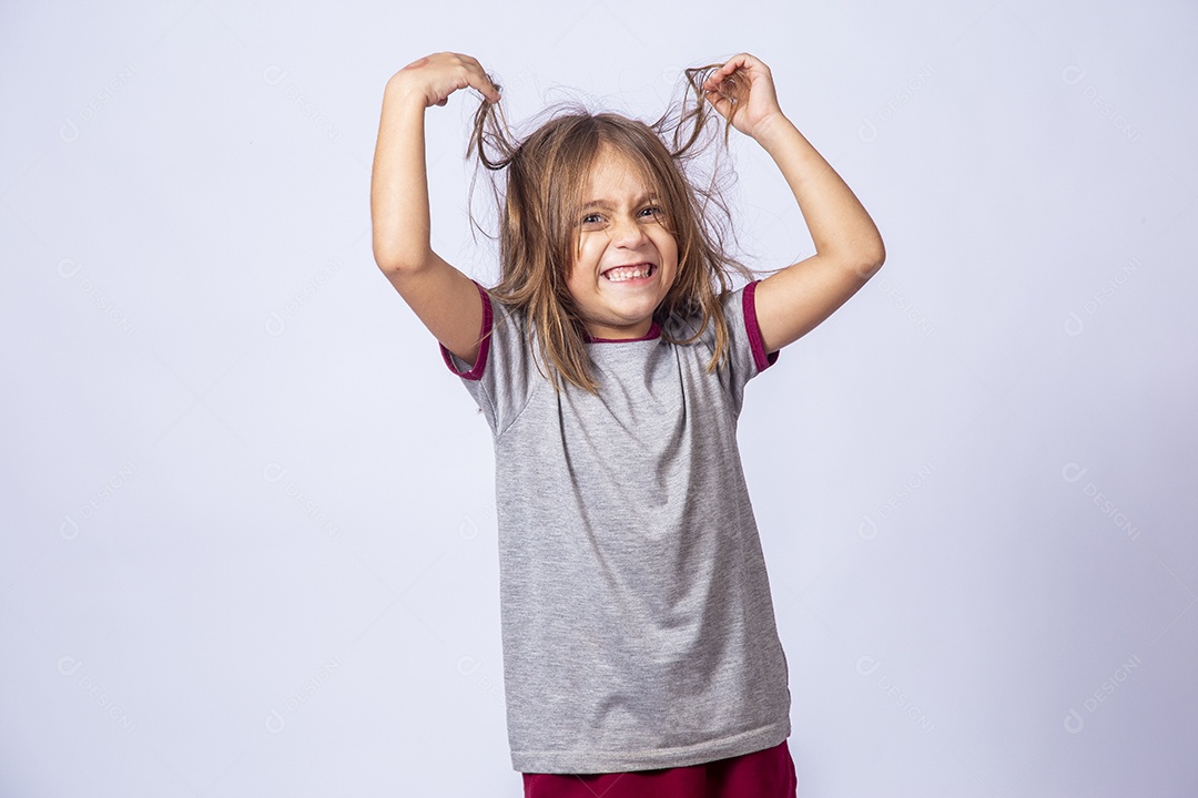 Linda garota jovem sobre fundo isolado