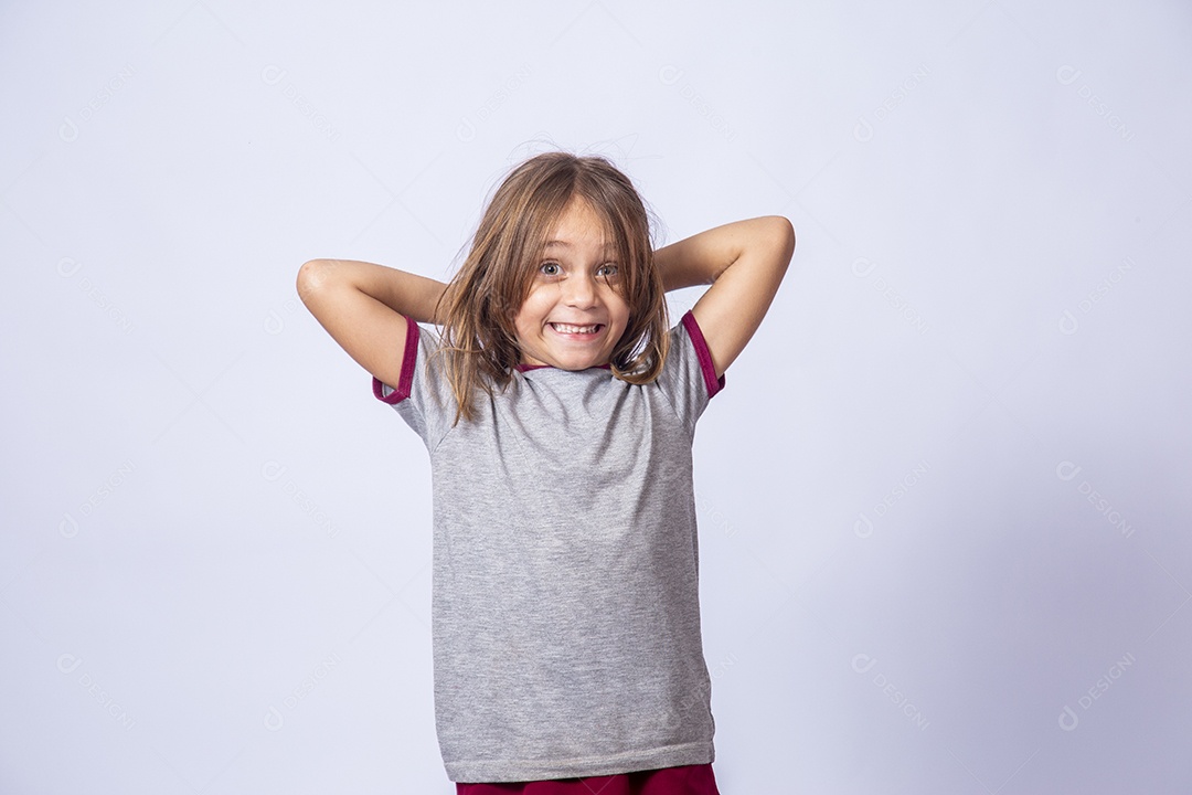 Linda garota jovem sobre fundo isolado