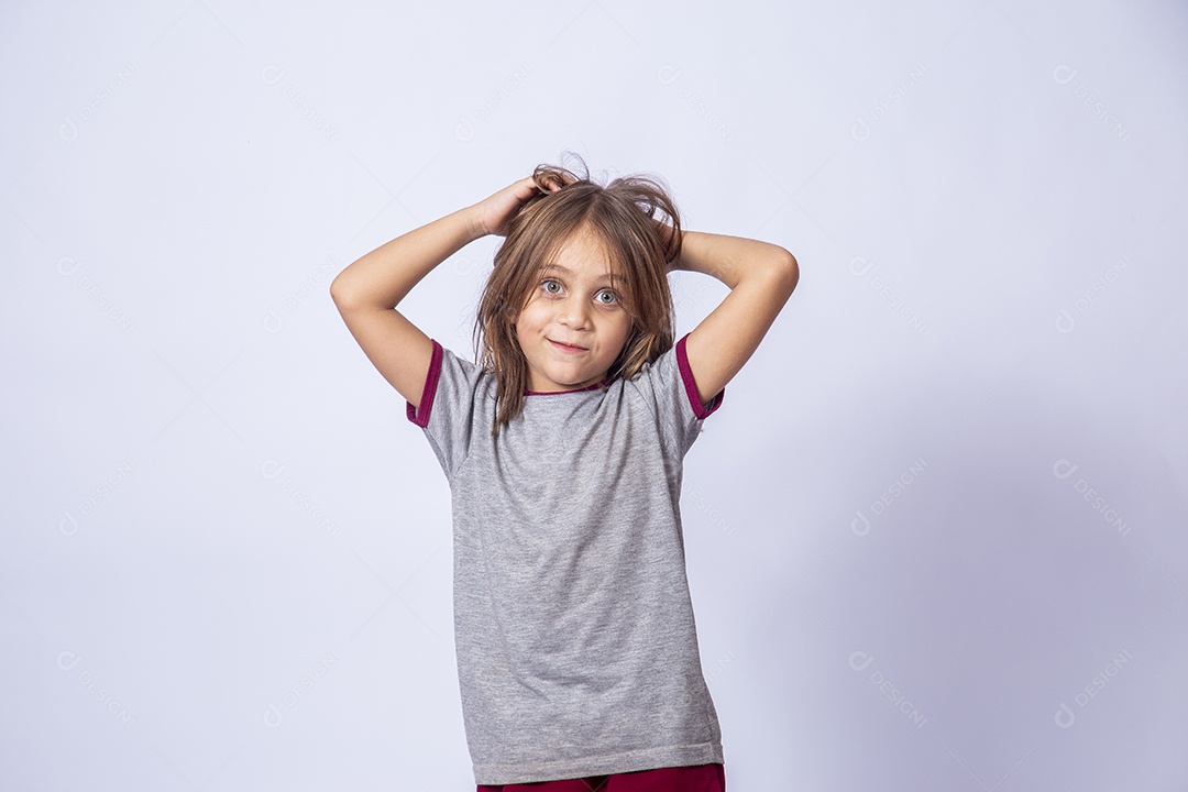 Linda garota jovem sobre fundo isolado