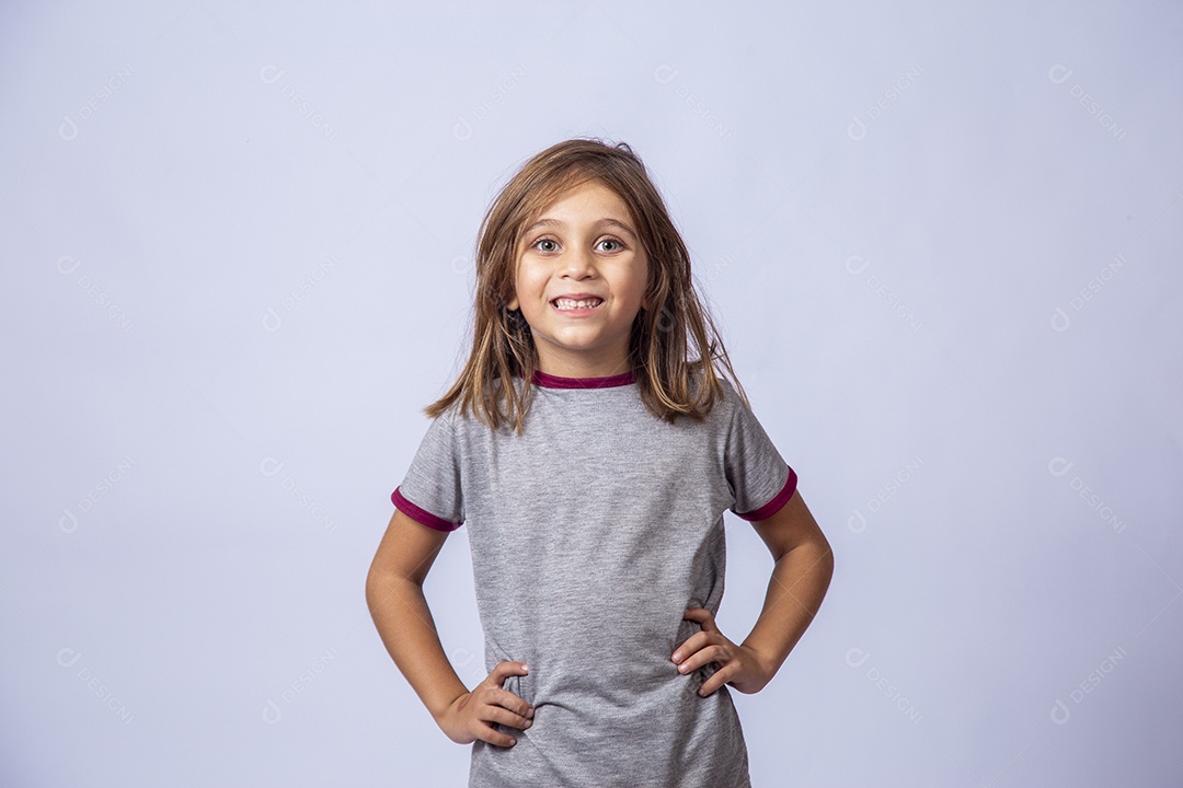 Linda garota jovem sobre fundo isolado