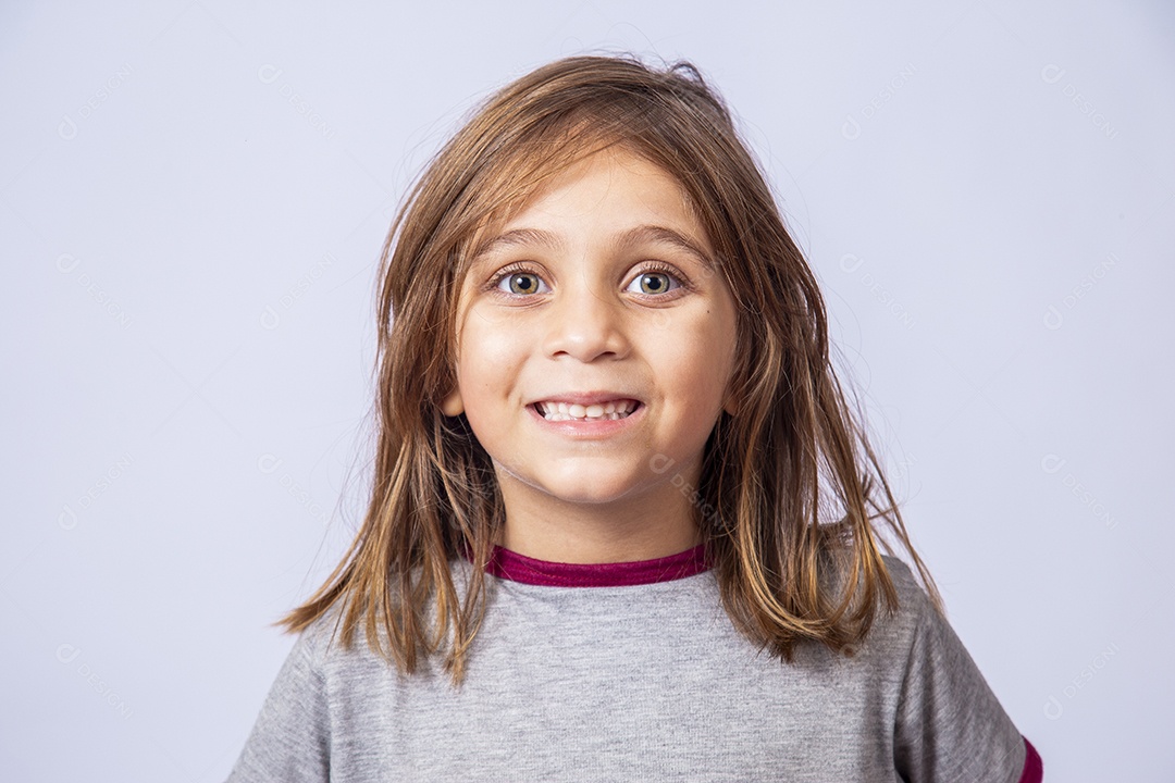 Linda garota jovem sobre fundo isolado