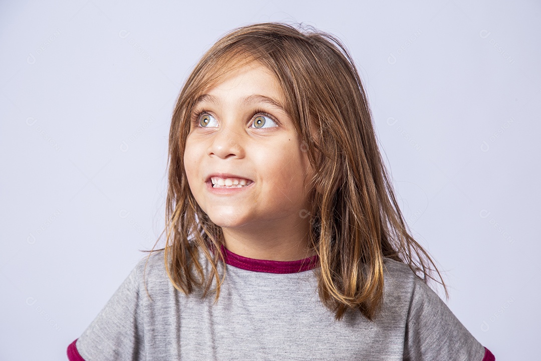 Linda garota jovem sobre fundo isolado