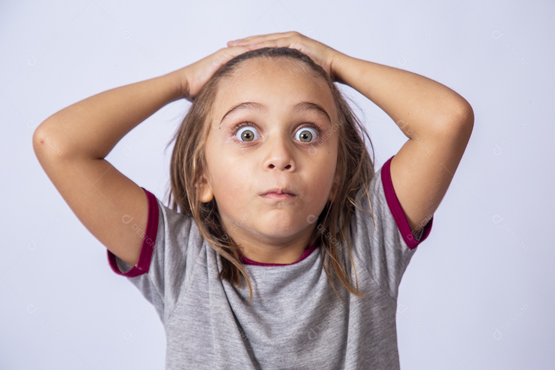 Linda garota jovem sobre fundo isolado