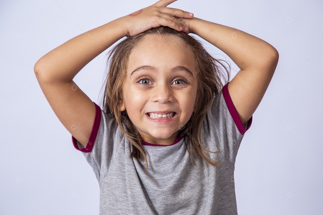 Linda garota jovem sobre fundo isolado