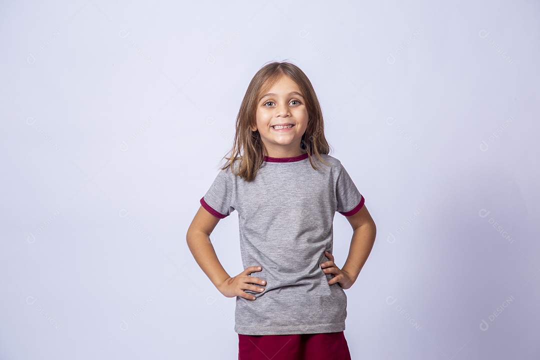 Linda garota jovem sobre fundo isolado