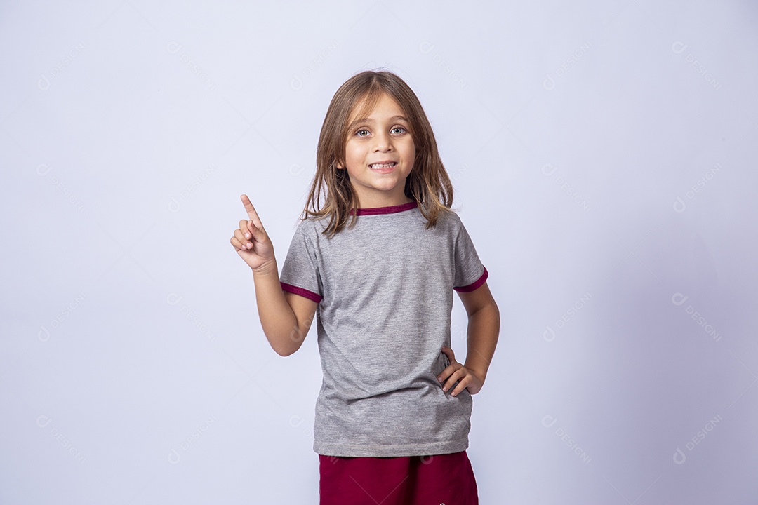 Linda garota jovem sobre fundo isolado