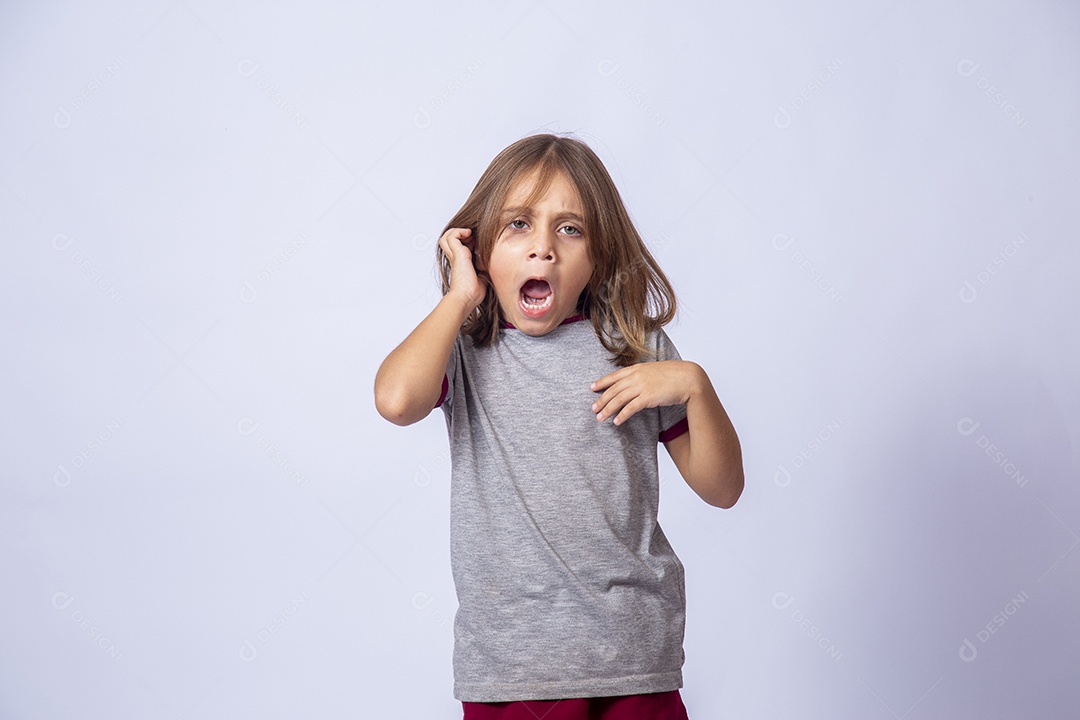 Linda garota jovem sobre fundo isolado