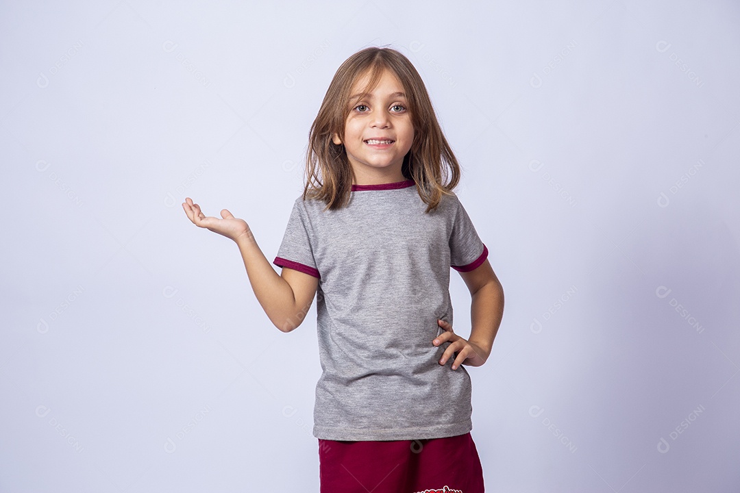 Linda garota jovem sobre fundo isolado