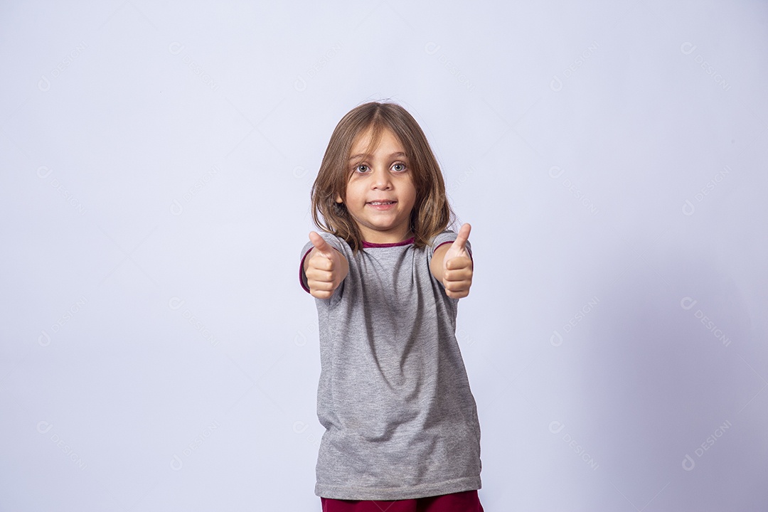 Linda garota jovem sobre fundo isolado