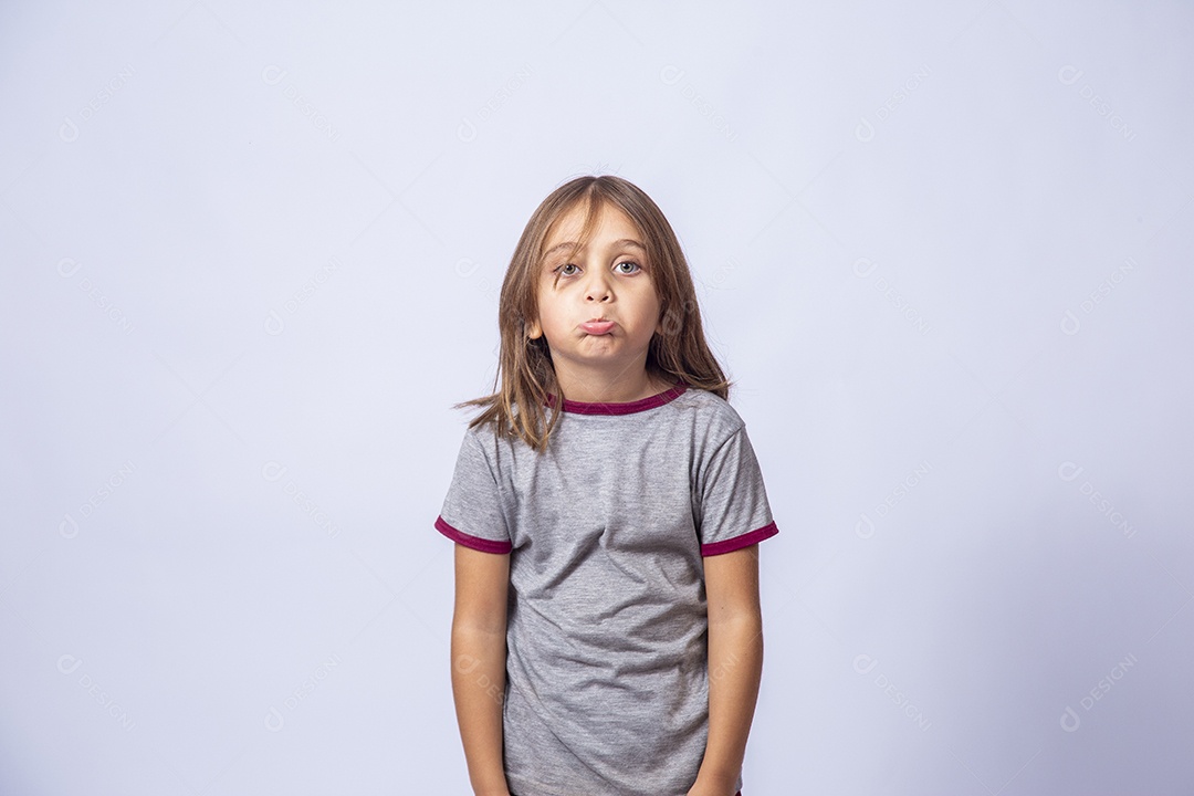 Linda garota jovem sobre fundo isolado