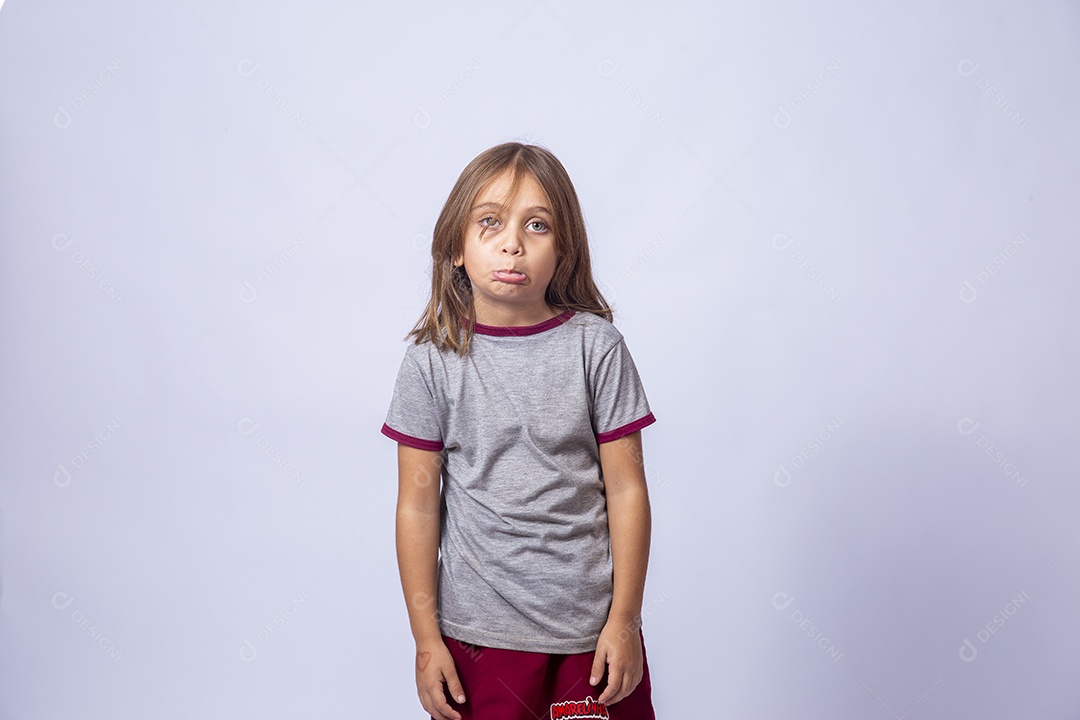 Linda garota jovem sobre fundo isolado