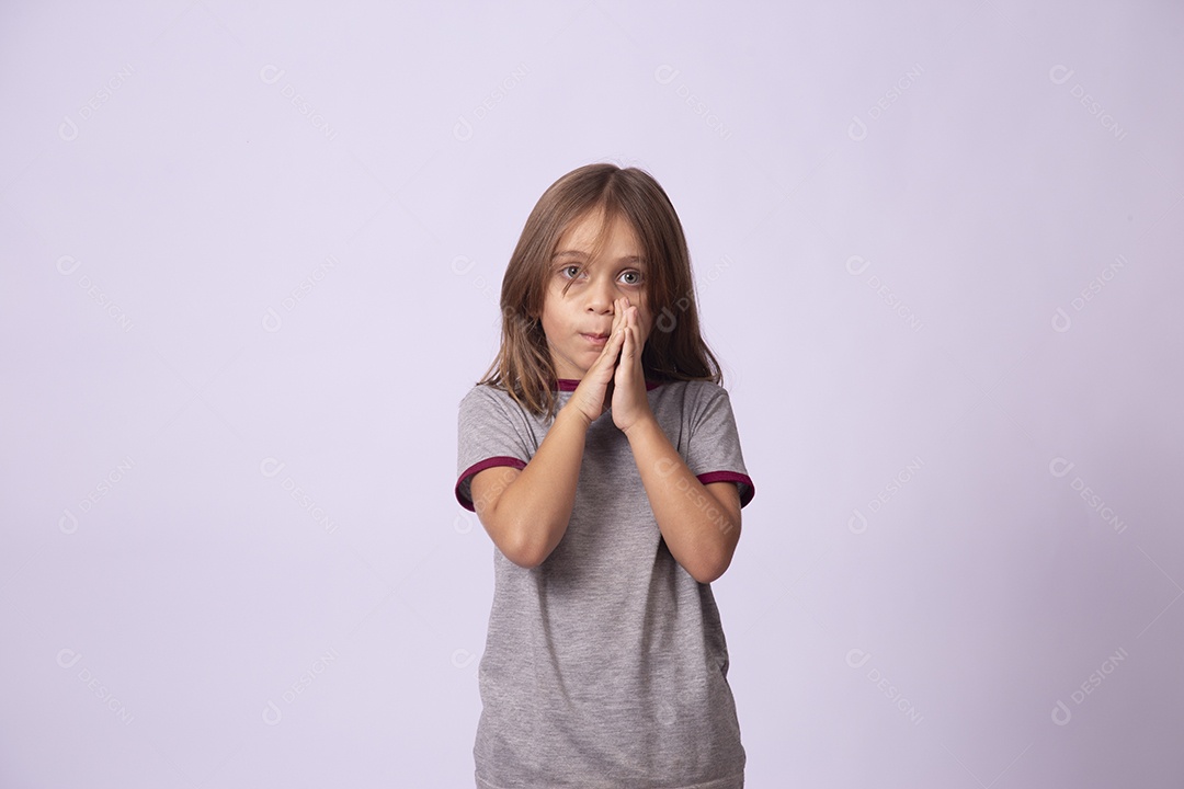 Linda garota jovem sobre fundo isolado