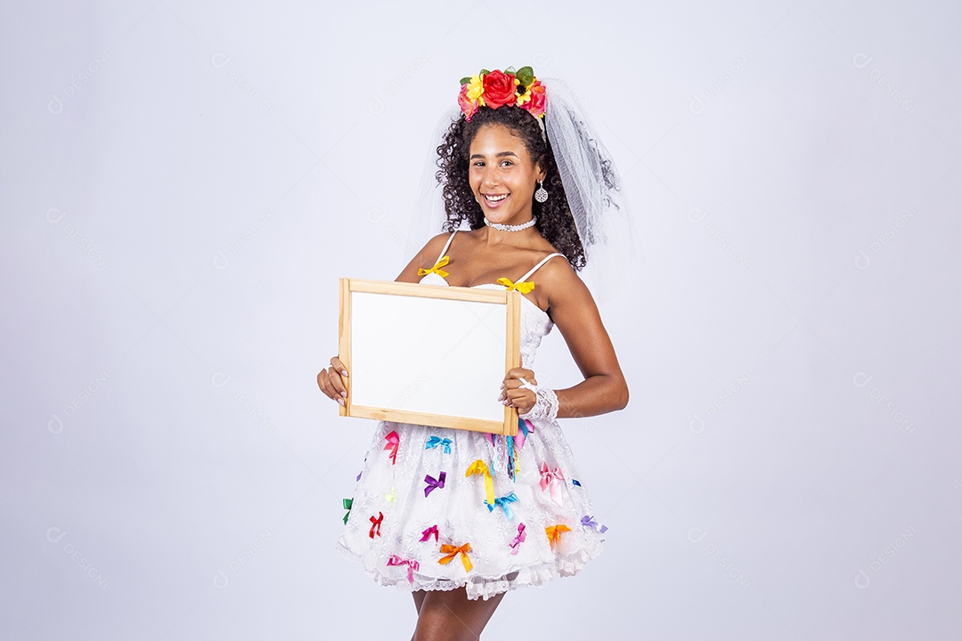 Linda mulher jovem fantasiada celebrando festas juninas sobre fundo isolado