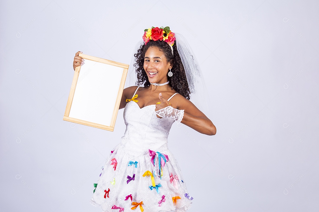 Linda mulher jovem fantasiada celebrando festas juninas sobre fundo isolado