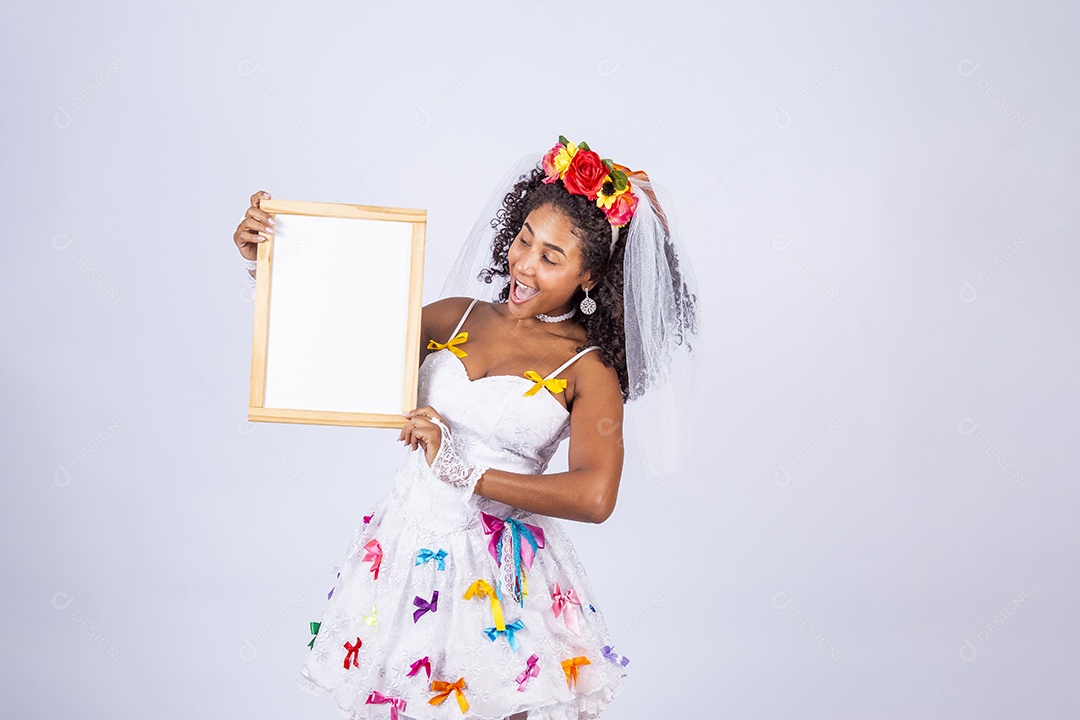 Linda mulher jovem fantasiada celebrando festas juninas sobre fundo isolado