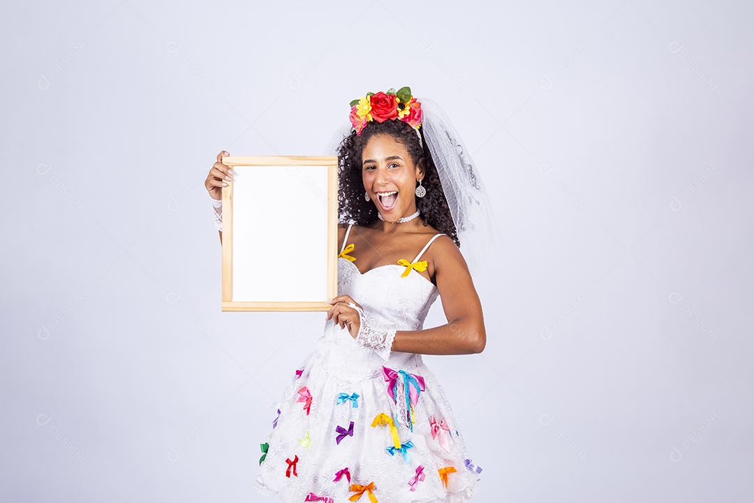 Linda mulher jovem fantasiada celebrando festas juninas sobre fundo isolado