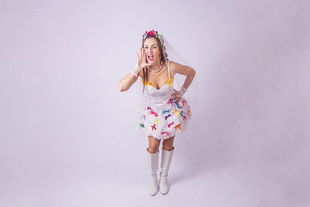 Linda mulher jovem fantasiada celebrando festas juninas sobre fundo isolado