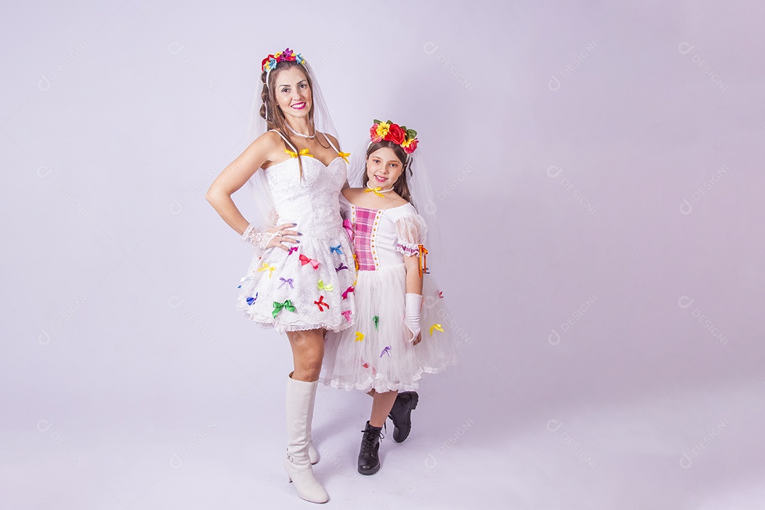 Mãe e filha usando trajes de Festa Junina