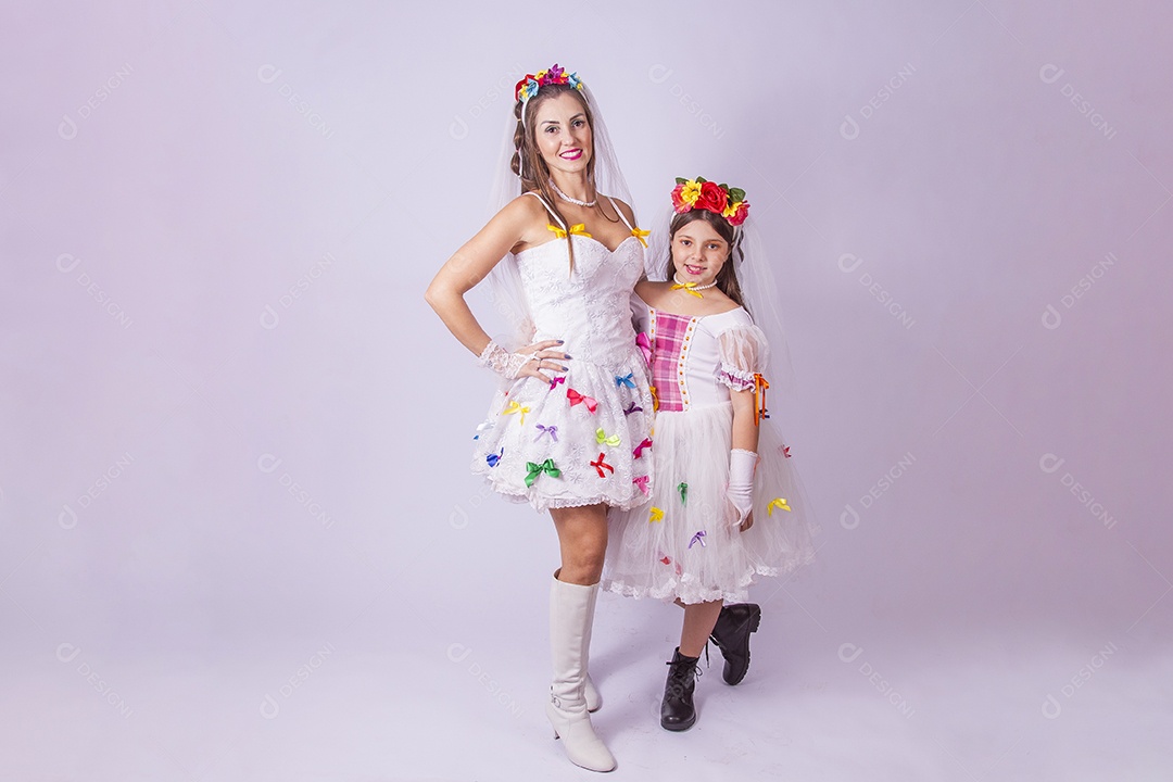 Mãe e filha usando trajes de Festa Junina