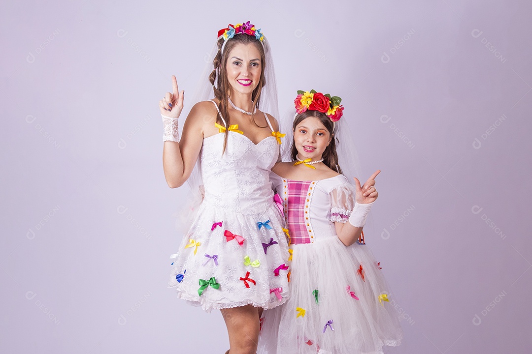 Mãe e filha usando trajes de Festa Junina