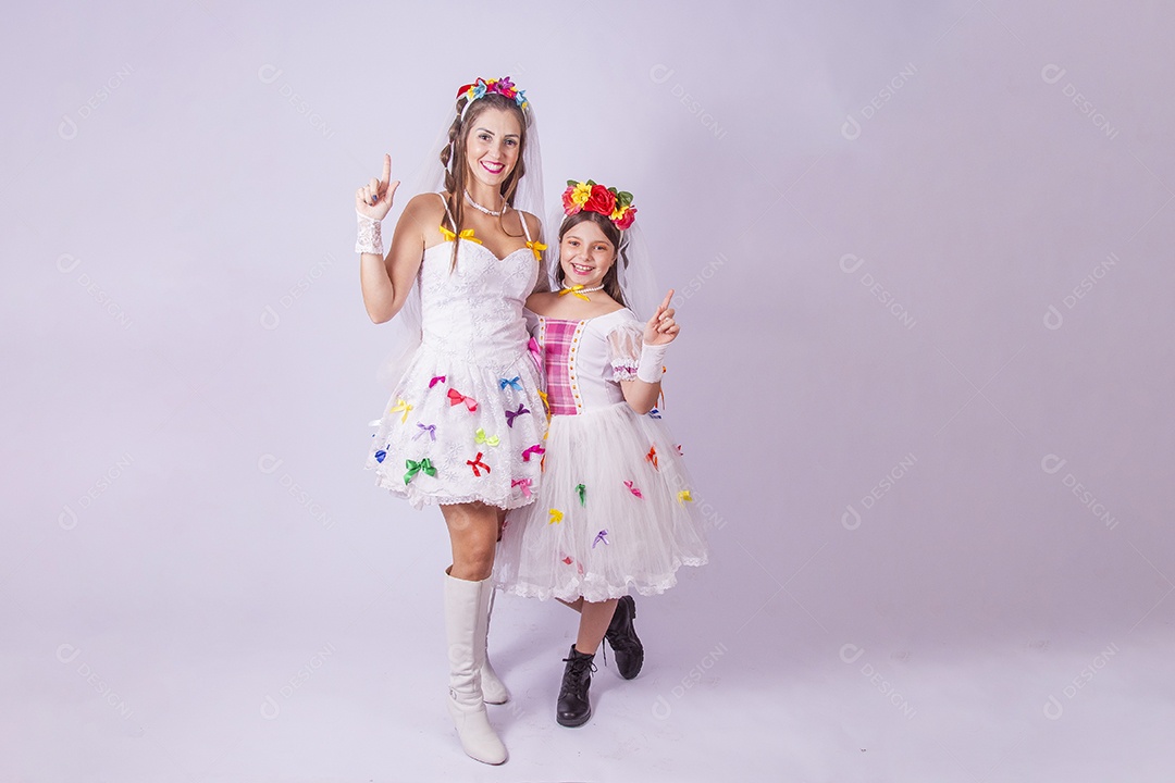 Mãe e filha usando trajes de Festa Junina
