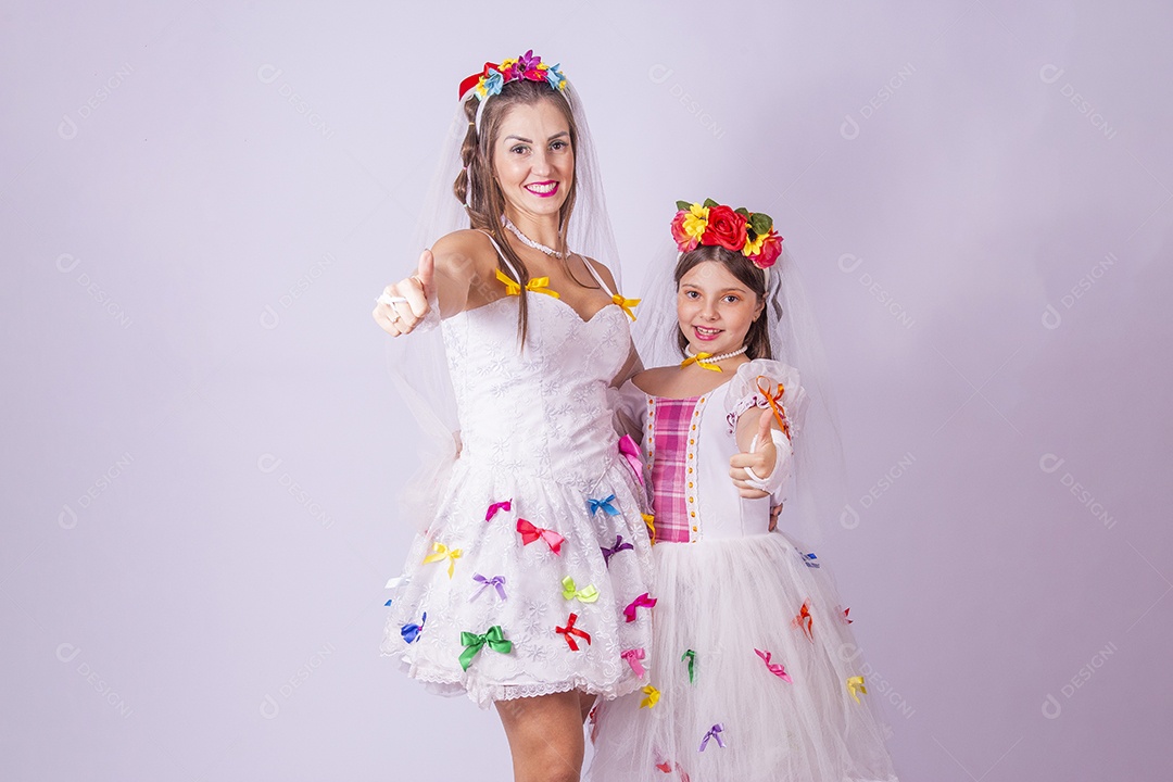 Mãe e filha usando trajes de Festa Junina