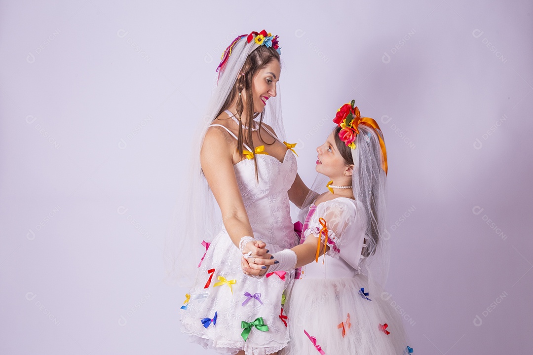 Mãe e filha usando trajes de Festa Junina