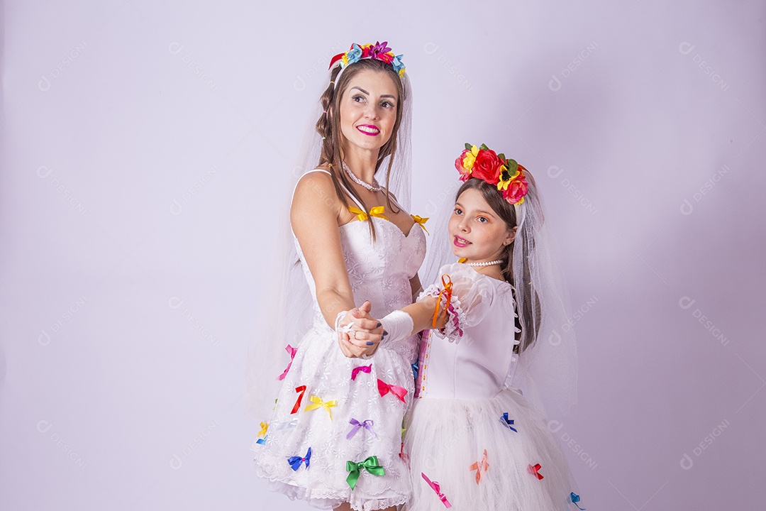 Mãe e filha usando trajes de Festa Junina