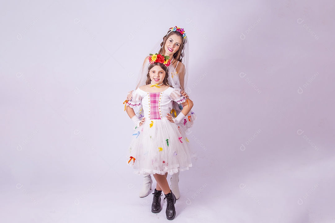 Mãe e filha usando trajes de Festa Junina