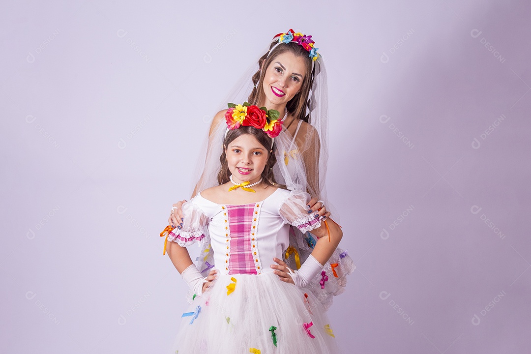 Mãe e filha usando trajes de Festa Junina