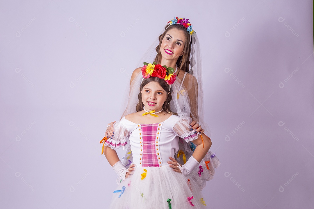 Mãe e filha usando trajes de Festa Junina