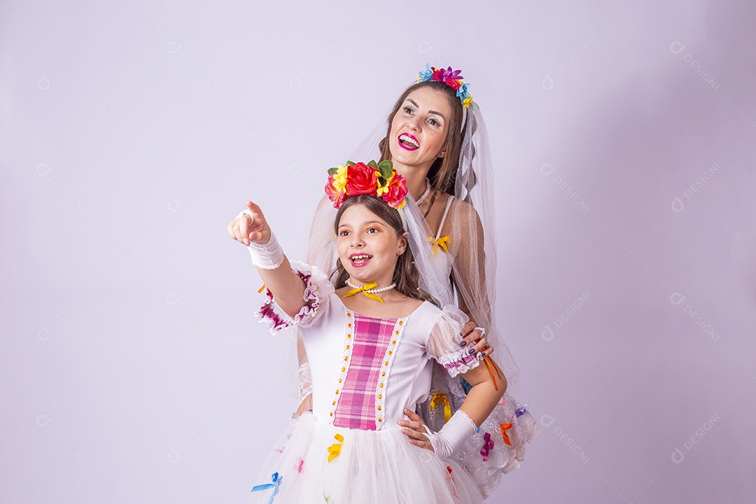 Mulheres usando trajes de Festa Junina