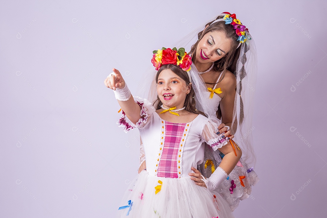 Mulheres usando trajes de Festa Junina